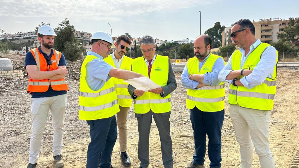 Francisco Salado visitando unas obras en Rincón de la Victoria.