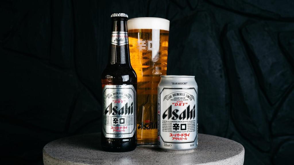 Cerveza Super Dry de Asahi.