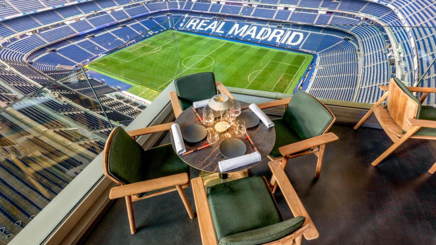 Mesas en la terraza de KO by 99 Sushi Bar del Bernabéu.