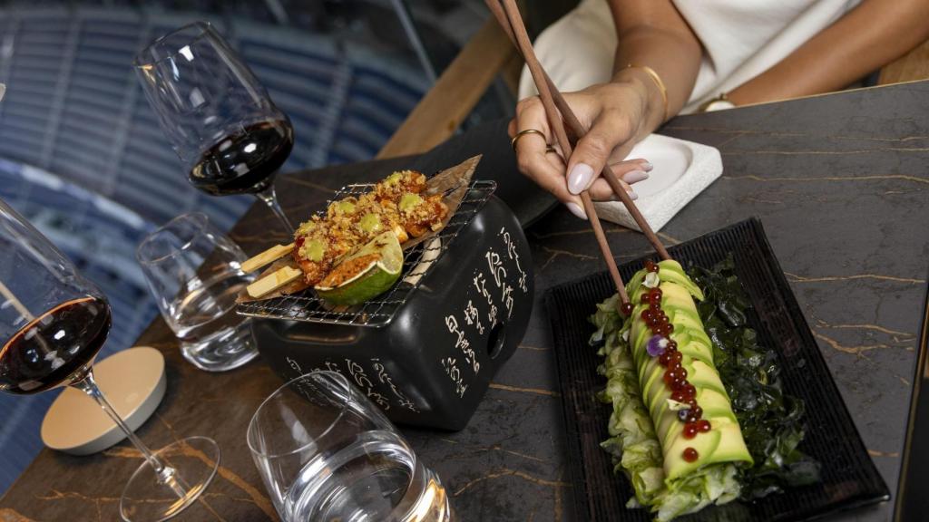 Una cena en la terraza KO by 99 Sushi Bar.