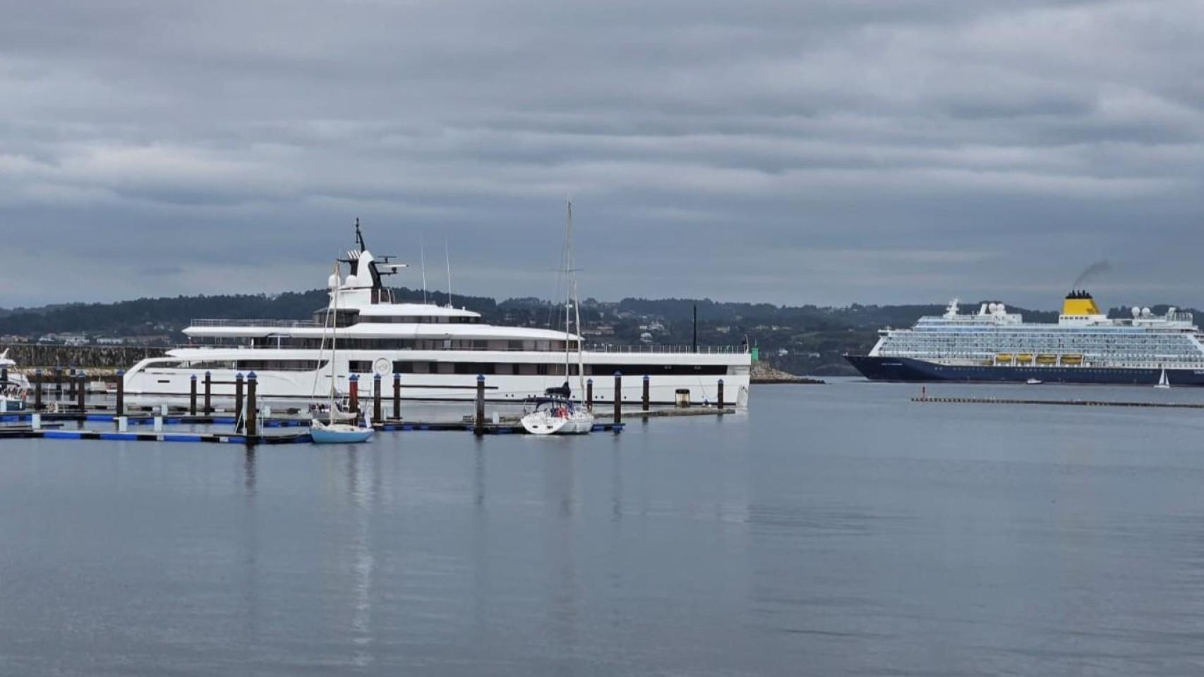 Yate Lady S atracado en A Coruña con el crucero Spirit of Discovery al fondo.