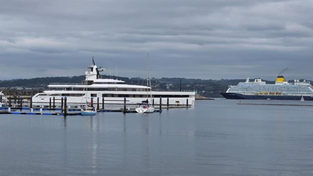 Yate Lady S atracado en A Coruña con el crucero Spirit of Discovery al fondo.