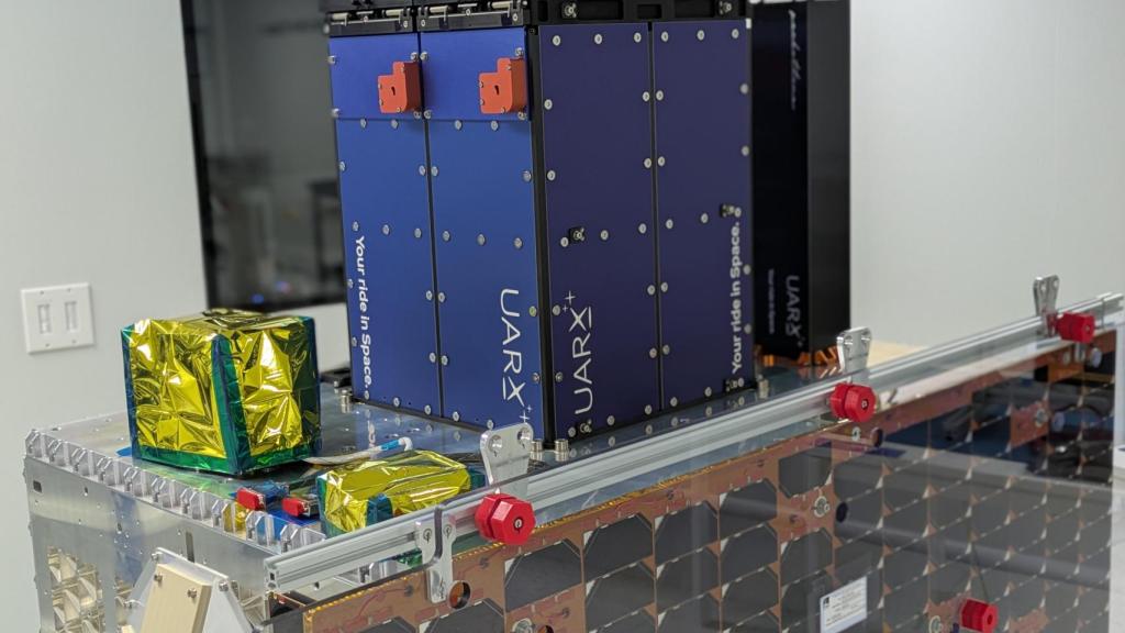 Vehículo de transferencia orbital (OTV) OSSIE desarrollado por UARX Space que será lanzado en junio de 2026 y está actualmente en fase de integración final.