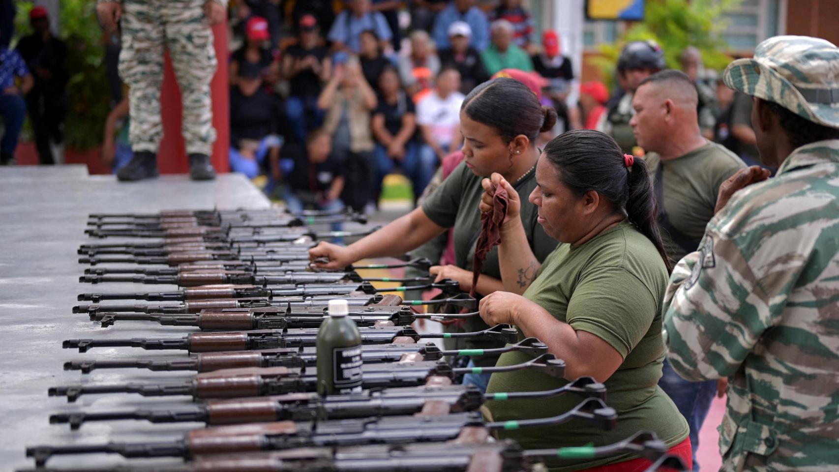 Venezuela realiza simulacros para entrenar a ciudadanos en manejo de armas.