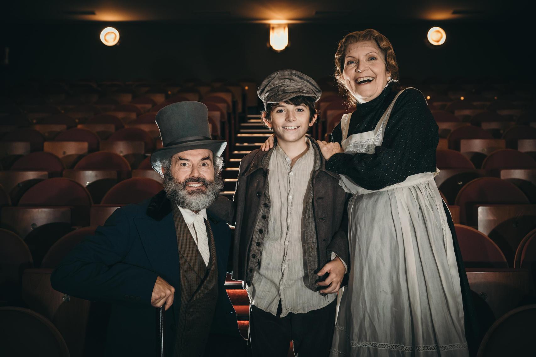 De izquierda a derecha, Manuel Rodríguez como el señor Barrow, Dani Escrig como Oliver y Marta Malone como la señora Rose en 'Oliver Twist'