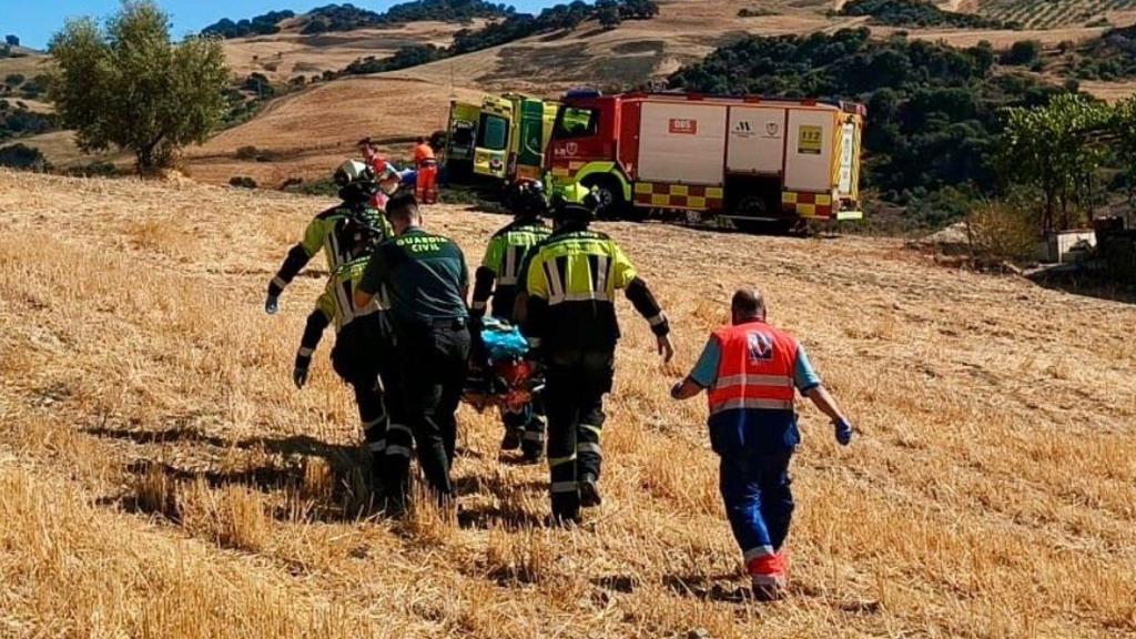 Imagen del rescate de una parapentista de 64 años accidentada en Montecorto (Málaga).