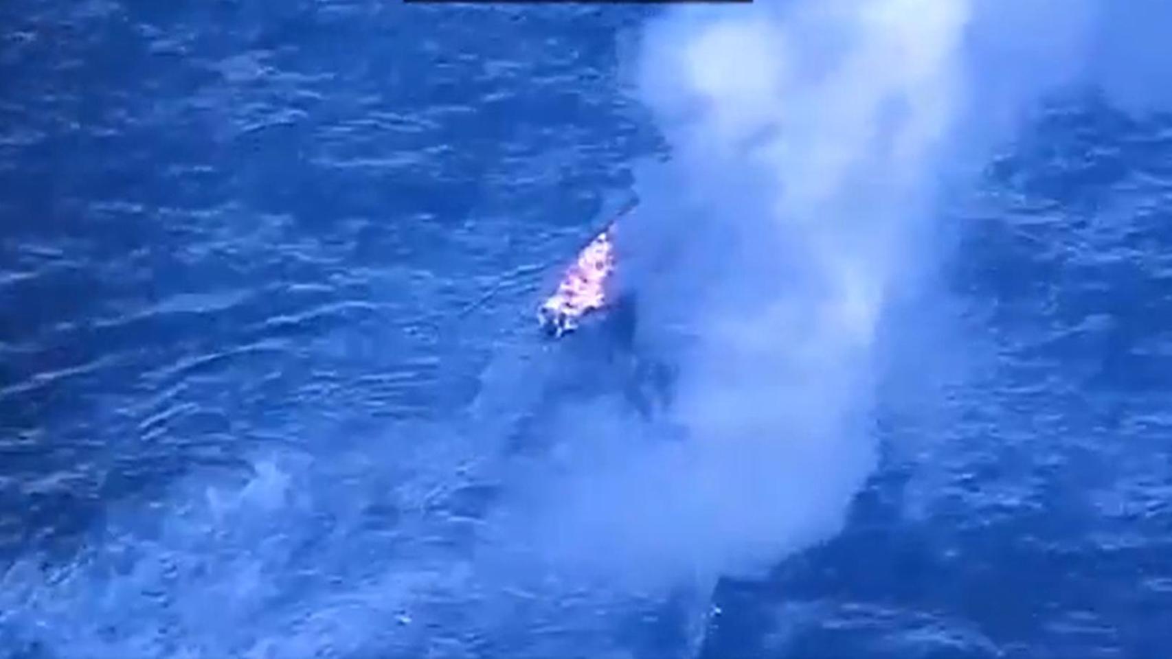 La embarcación venezolana a la que EEUU acusa de narcotráfico en llamas tras ser bombardeada.