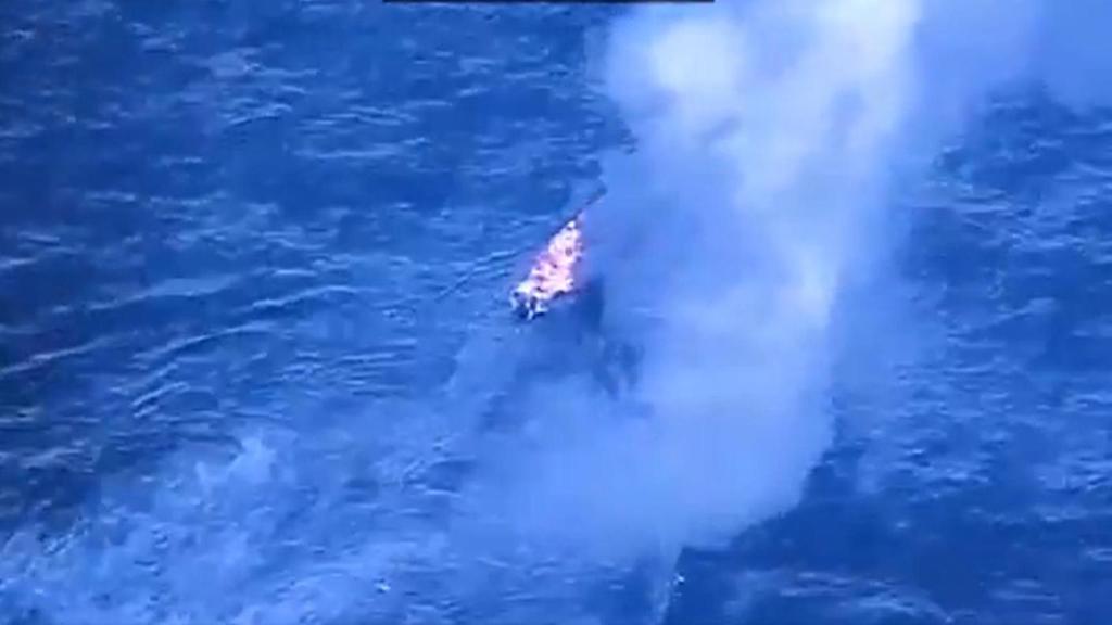 La embarcación venezolana a la que EEUU acusa de narcotráfico en llamas tras ser bombardeada.