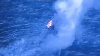 La embarcación venezolana a la que EEUU acusa de narcotráfico en llamas tras ser bombardeada.