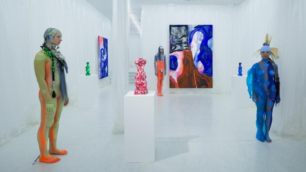 Donna Huanca: Vista general de la exposición con 'performers'. Foto: Travesía Cuatro