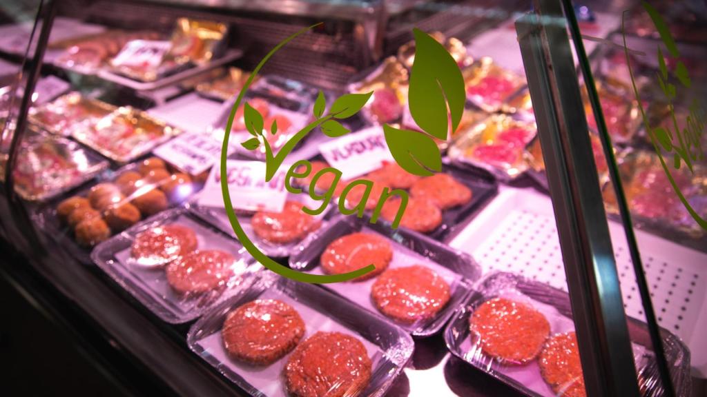 Una vitrina con productos vegetales.