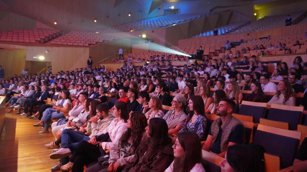 La Sala Mozart casi vacía durante el encuentro con el Padre Guilherme.