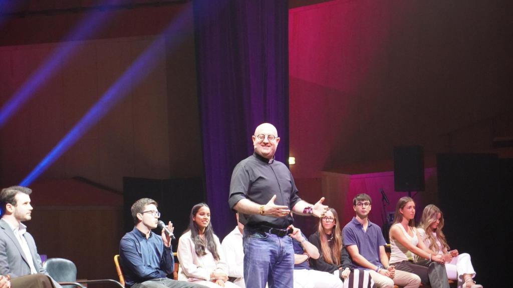 El Padre Guilherme durante el encuentro con jóvenes en Zaragoza.