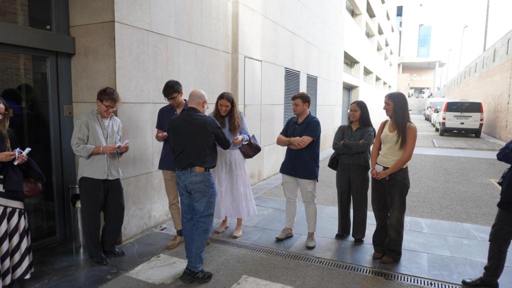 El Padre Guilherme ha regalado un rosario a los jóvenes que han compartido escenario con él.
