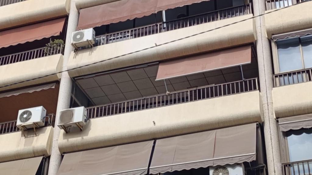 El balcón del piso José María Enríquez Negreira y su pareja se han hospedado en los últimos veranos.