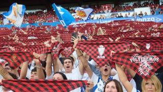 La afición del Real Zaragoza alza el cachirulo.