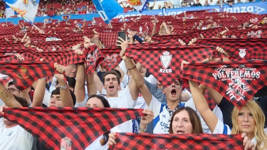 La afición del Real Zaragoza alza el cachirulo.