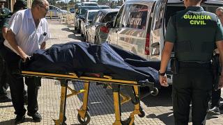 La Guardia Civil vigila el traslado del cadáver de la mujer asesinada por su hijo en Brenes.