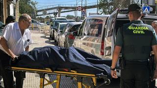 La Guardia Civil vigila el traslado del cadáver de la mujer asesinada por su hijo en Brenes.