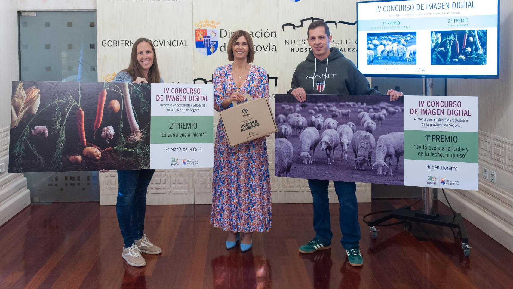 La diputada de Promoción Provincial y Desarrollo Rural Sostenible, Magdalena Rodríguez, con los ganadores del IV Concurso de imagen digital sobre alimentación sostenible