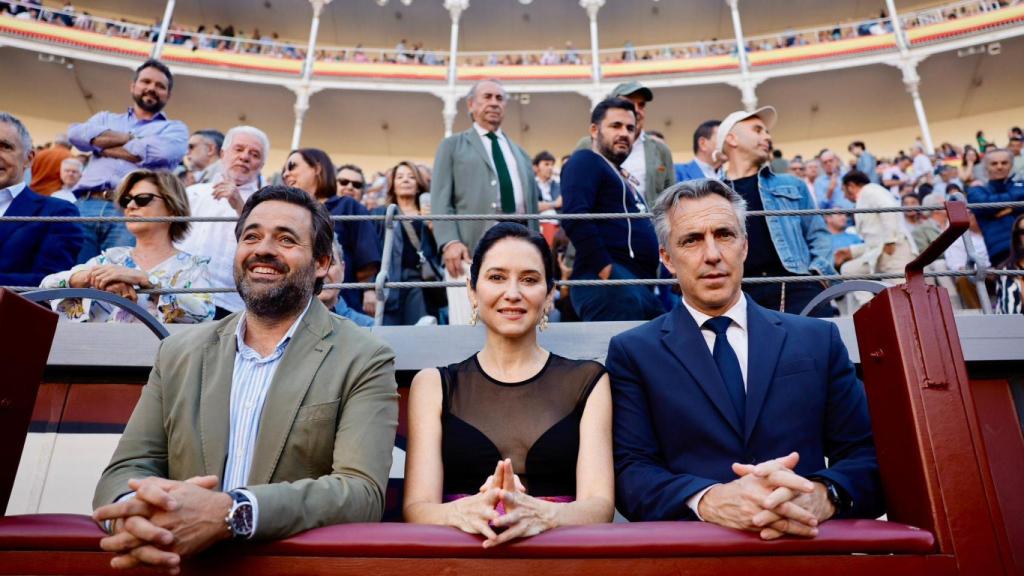 Paco Núñez, Isabel Díaz Ayuso y Carlos Novillo en Las Ventas.