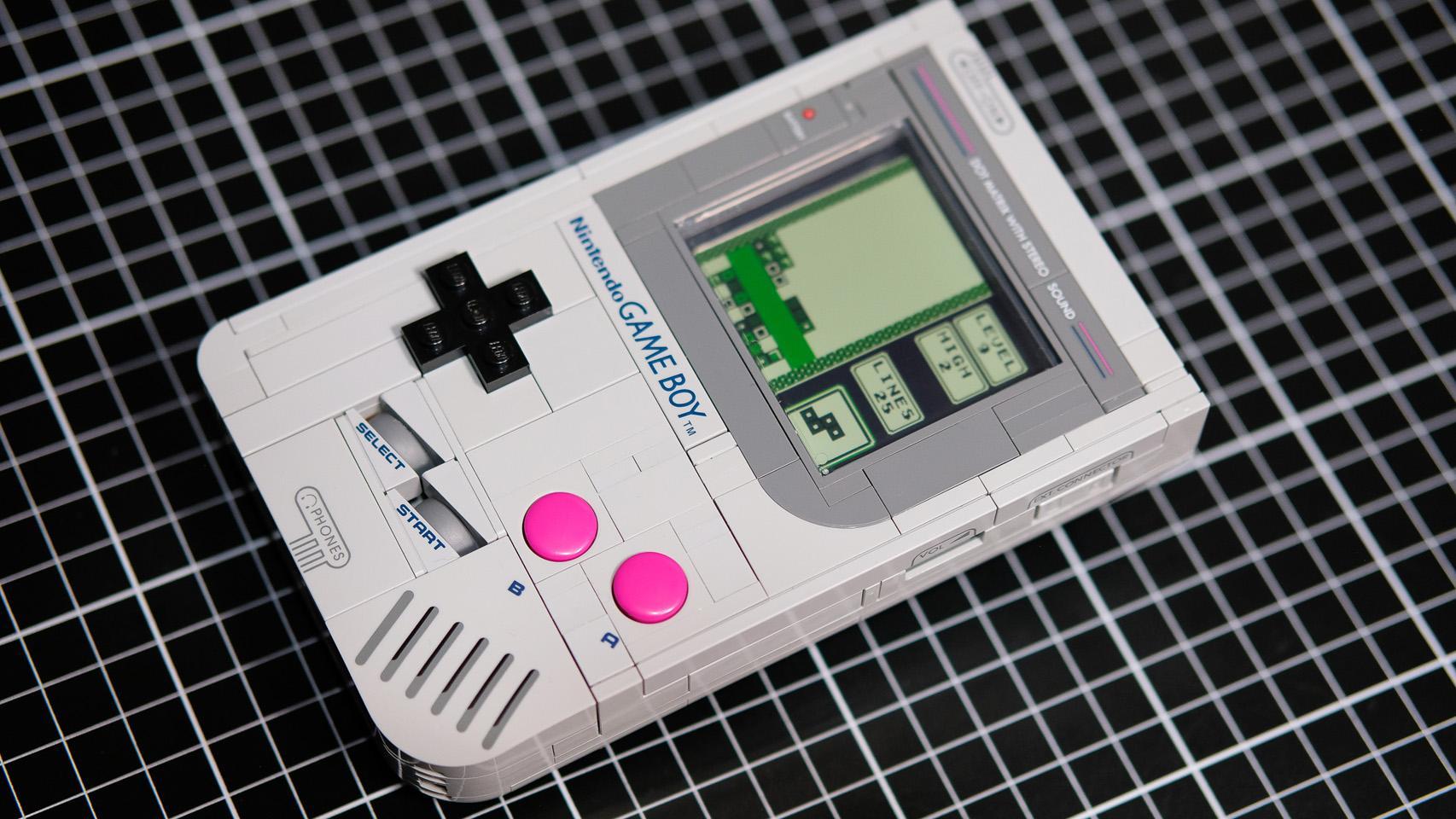 Game Boy con chasis de Lego.