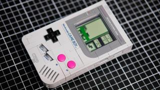 Game Boy con chasis de Lego.