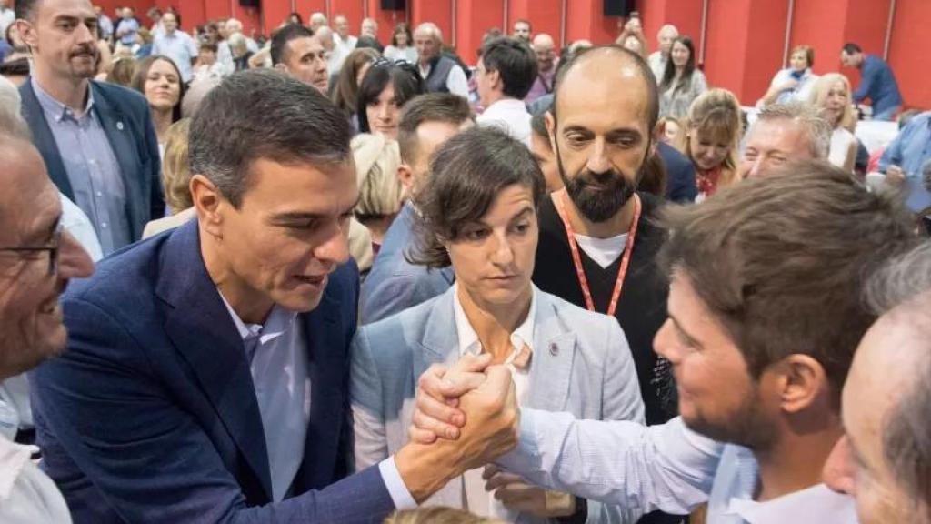 Félix Jordán de Urríes (d) estrecha la mano de Pedro Sánchez durante un acto del PSOE en junio de 2024.
