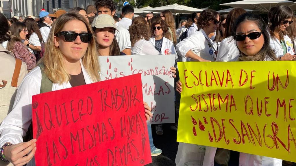 Médicas procedentes de Tenerife se manifiestan frente al Congreso de los Diputados (Madrid) por la huelga médica.