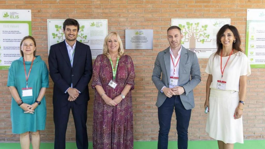 Una foto de familia tras la conmemoración del 35 aniversario de ELIS Murcia.