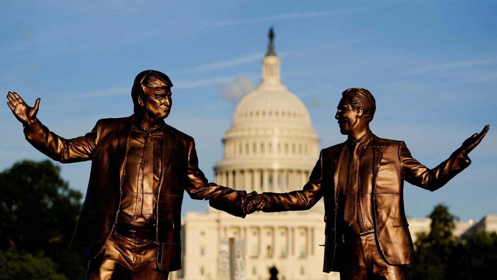 La estatua de Trump y Epstein dándose la mano frente al Capitolio.