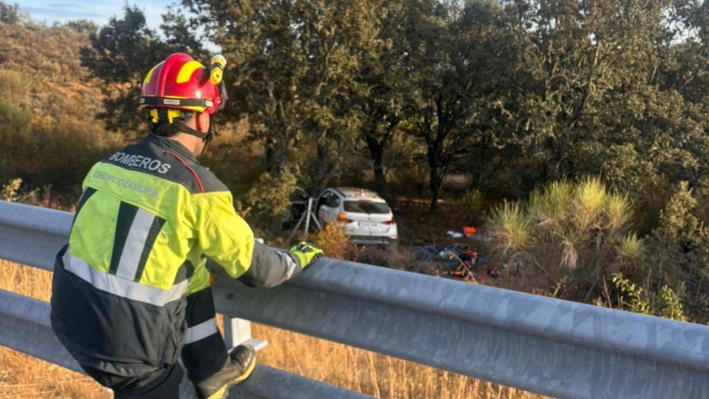 Los bomberos trabajando en el accidente de Calzada de Tera