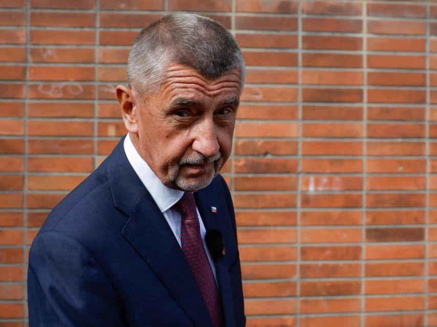 El líder del partido ANO, Andrej Babis, sale de un colegio electoral durante las elecciones parlamentarias en Ostrava, República Checa, el 3 de octubre de 2025.