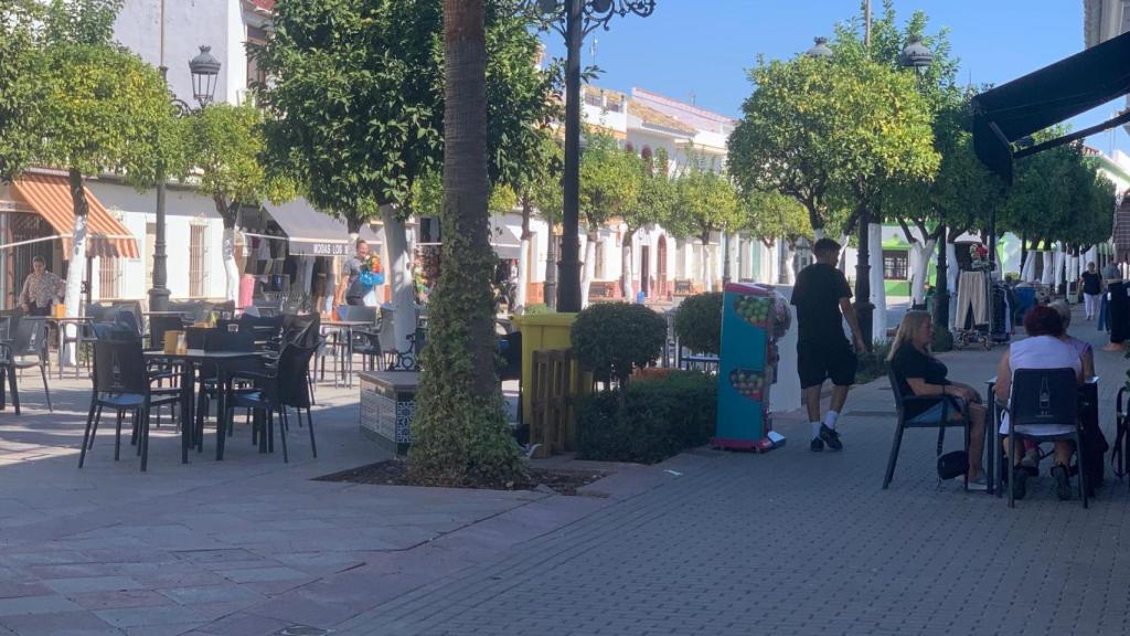 Imagen de una céntrica plaza peatonal de Puerto Serrano.