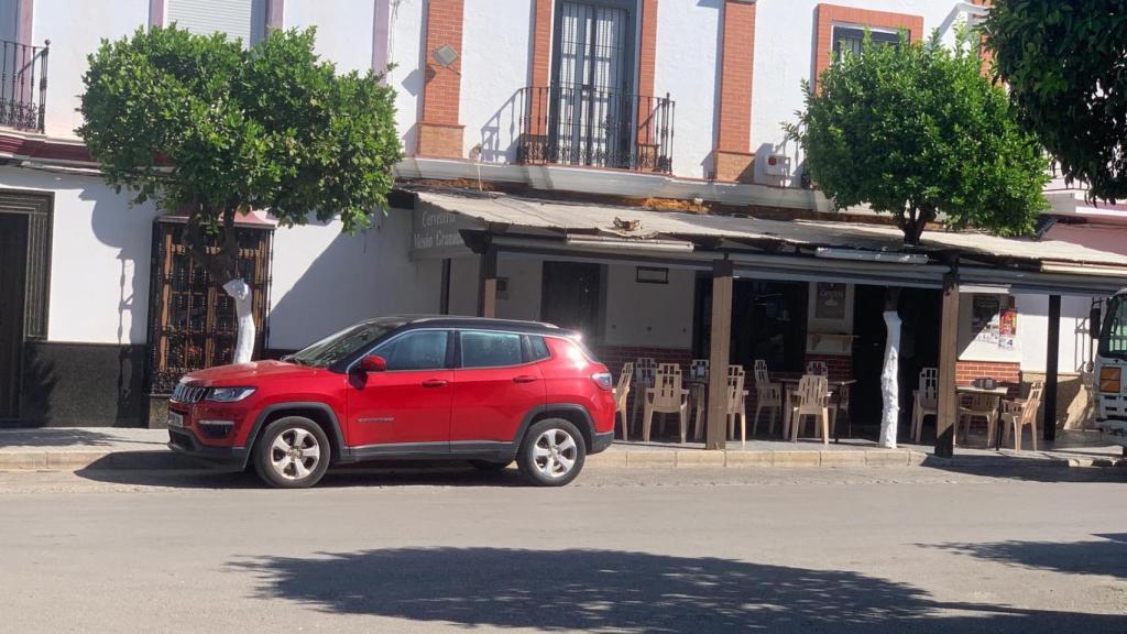Uno de los establecimientos de hostelería de Puerto Serrano, esta semana a medidía.