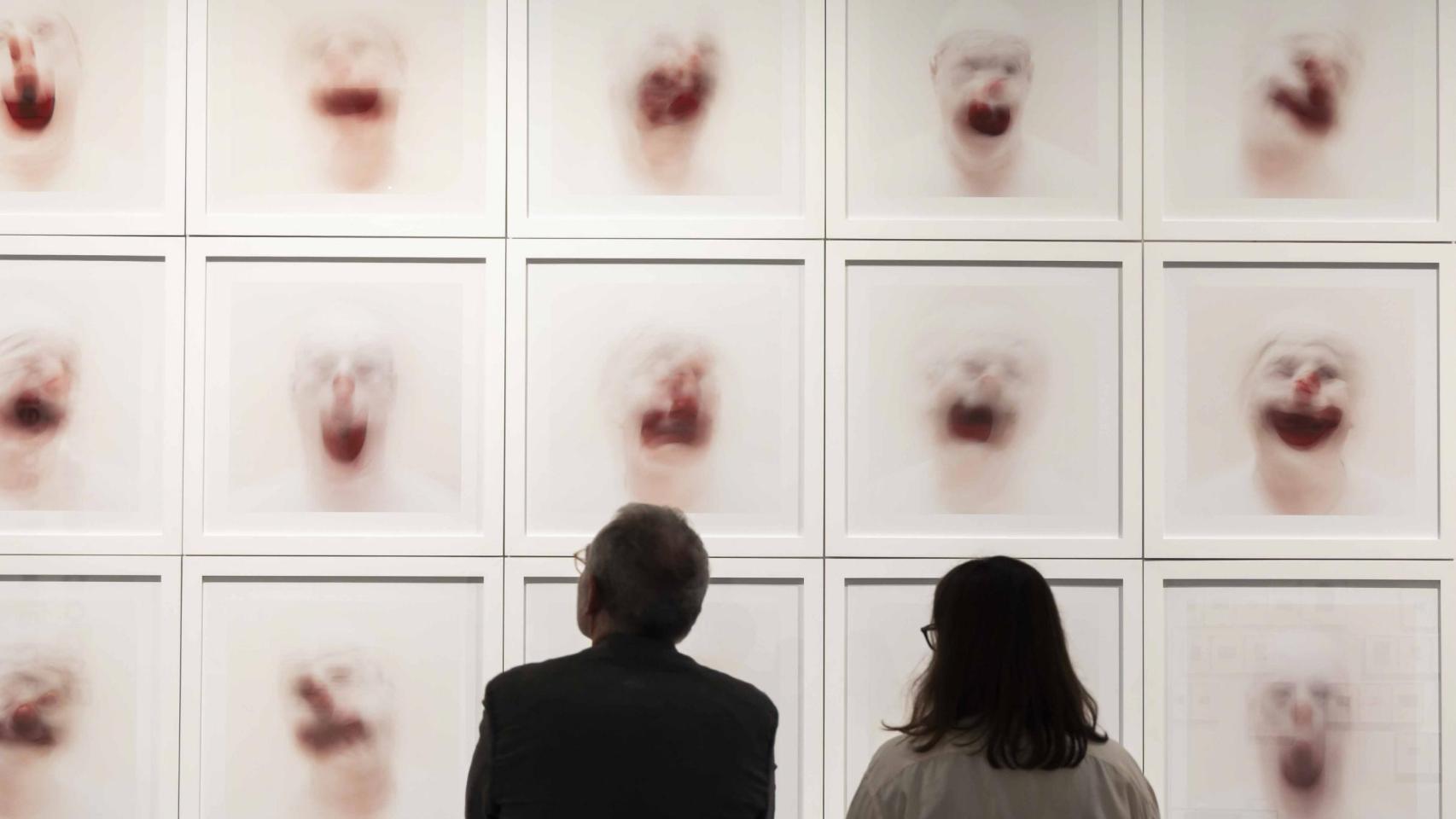 Visitantes ante una obra de Roni Horn en la exposición 'Desenfocado'. Foto: Máximo García. Fundación la Caixa