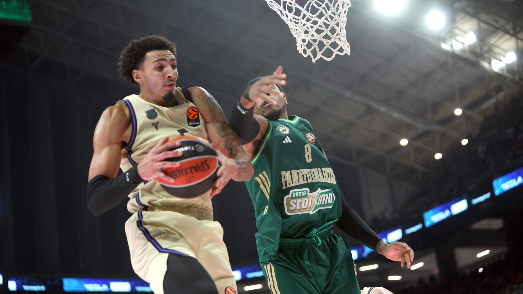 Miles Norris, presionado por Richaun Holmes.