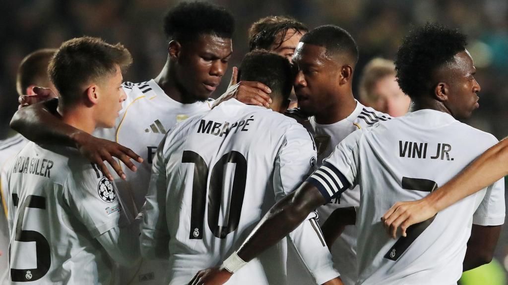 Los jugadores del Real Madrid celebran el gol de Mbappé ante el Kairat Almaty.