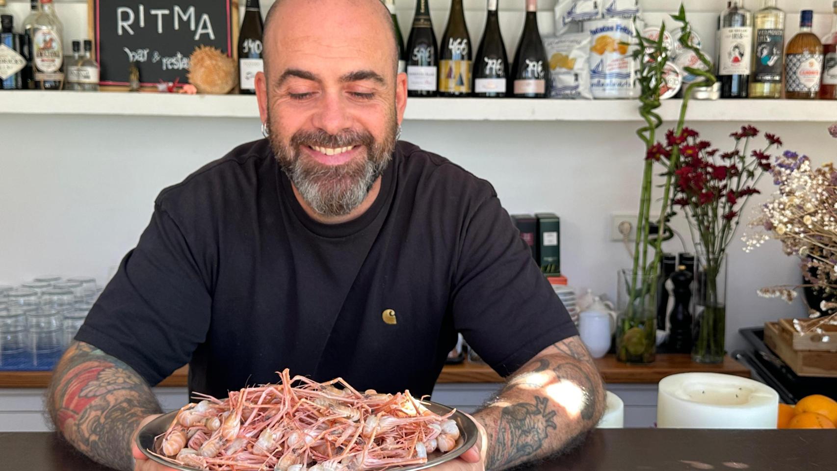 Marcos Servera con un plato de mosquito de mar en su restaurante Ritma.
