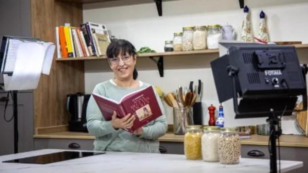 La creadora de contenido gastronómico Anna Terés, junto a su segundo libro, en el que ha escogido 376 platos con elaboraciones sencillas.