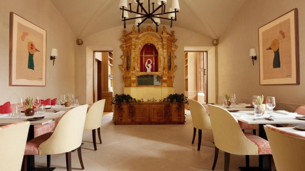 La capilla que preside el interior de Sa Terrasa, frente al bar del hotel.