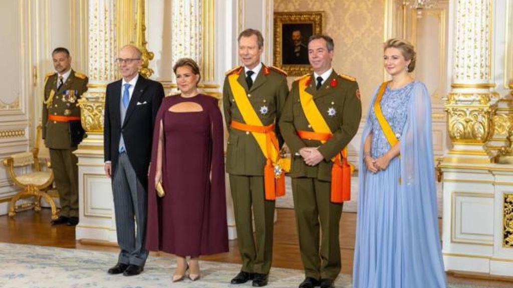 Los Grandes Duques salientes y los nuevos Grandes Duques en la ceremonia de abdicación.