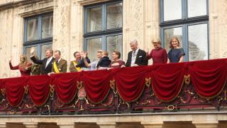 Los nuevos Grandes Duques saludan desde el balcón.