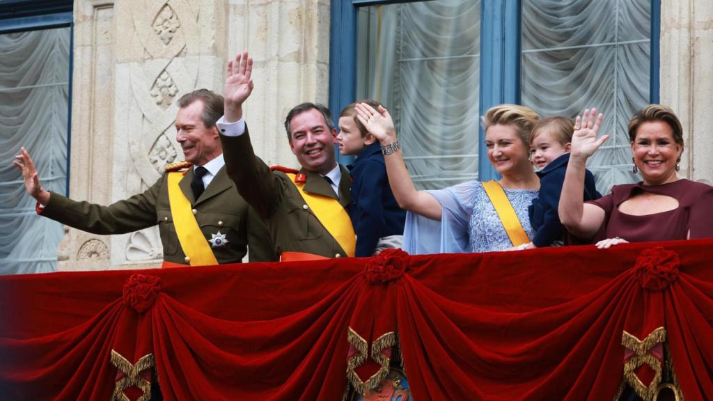 Los Grandes Duques salientes y los nuevos Grandes Duques junto a sus hijos.