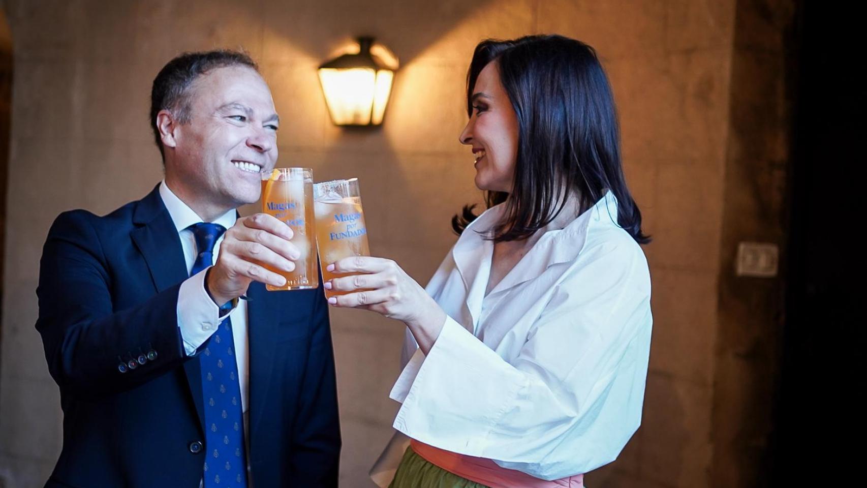 Ángel Piña, consejero de Pedro Domecq y director global de marketing y comercial de Fundador-Emperador brinda junto a Cruz Sánchez de Lara, vicepresidenta ejecutiva de EL ESPAÑOL y editora de Magas, ENCLAVE ODS, Cocinillas y Mascotario.