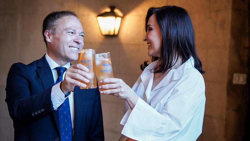 Ángel Piña, consejero de Pedro Domecq y director global de marketing y comercial de Fundador-Emperador brinda junto a Cruz Sánchez de Lara, vicepresidenta ejecutiva de EL ESPAÑOL y editora de Magas, ENCLAVE ODS, Cocinillas y Mascotario.