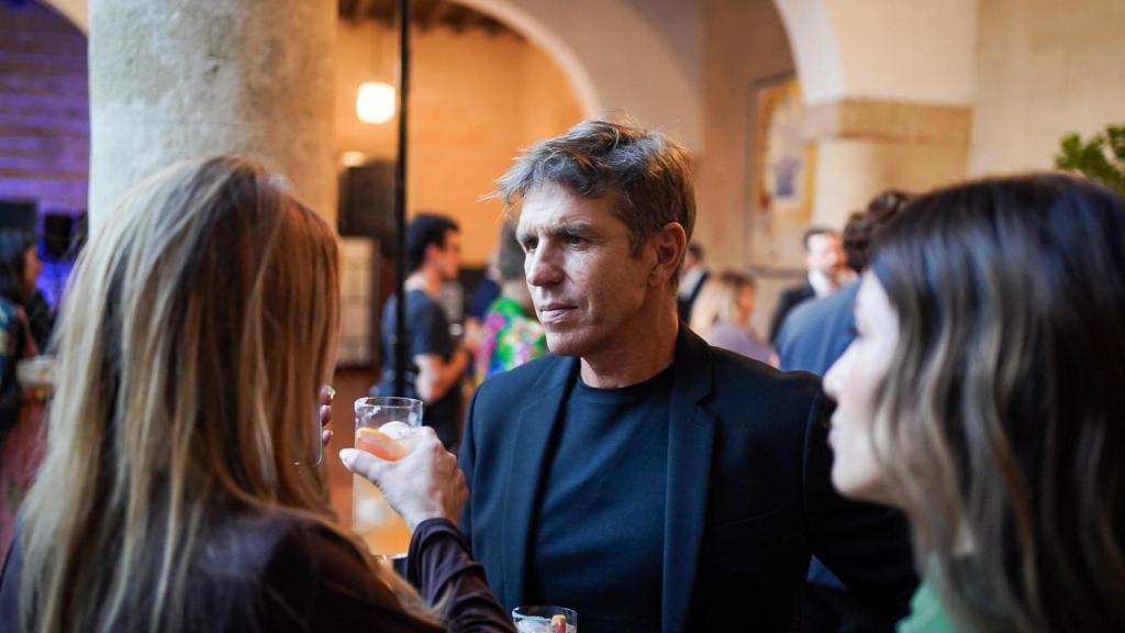 Algunos de los invitados a la cita disfrutando de la propuesta de Magas por Fundador.