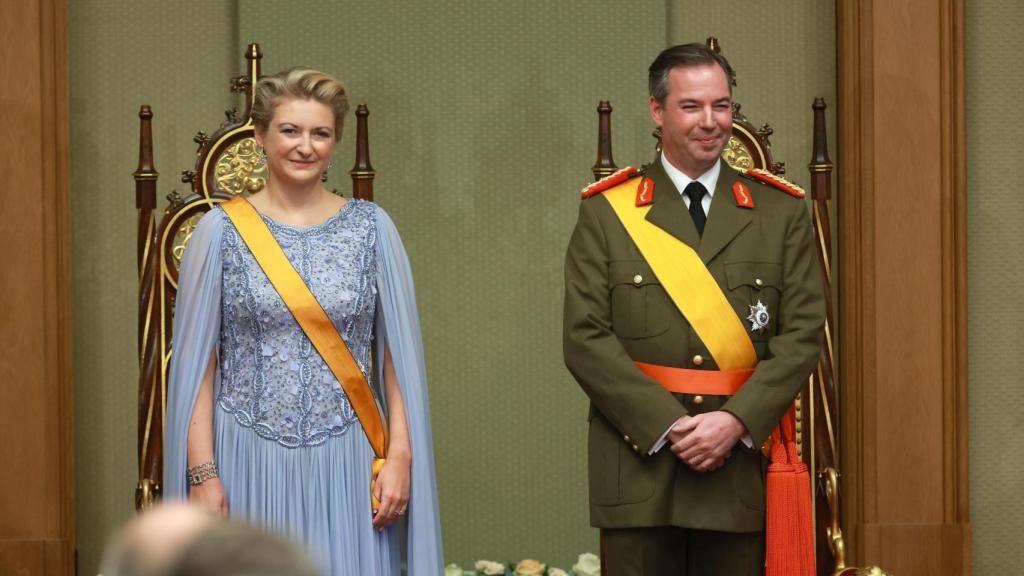 Los nuevos Grandes Duques, durante la ceremonia de abdicación.