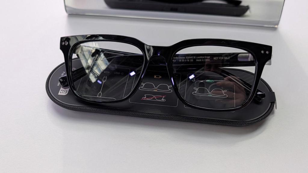 Las gafas Nuance Audio en su base de carga.