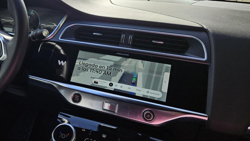 Pantalla interior del Waymo autónomo